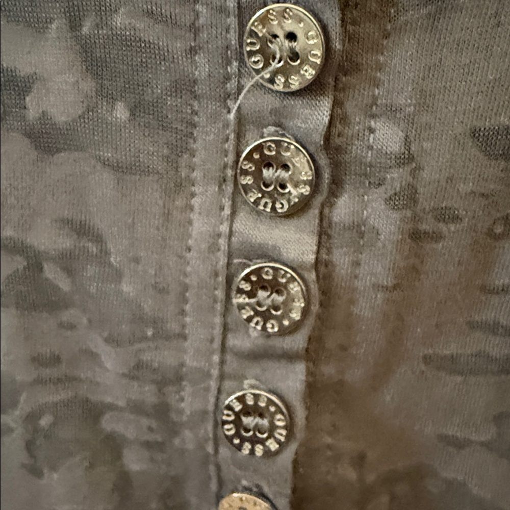 “Never Worn” Guess Taupe Buttoned Tee Size Small - Picture 6 of 7